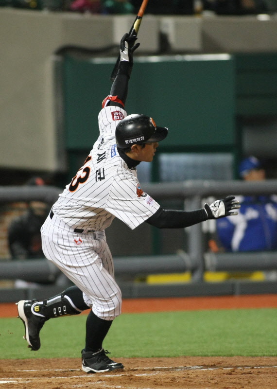 2회 1타점적시타를 때려내는 황재균선수